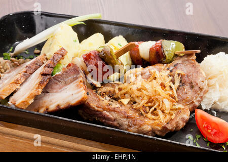 Vari tipi di carne alla brace e salsicce in stile europeo Foto Stock