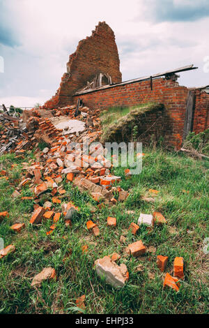 Capannone abbandonato in bielorusso village. Disastri Cernobyl. Queste abitazioni abbandonate e interi villaggi devono essere smaltiti Foto Stock