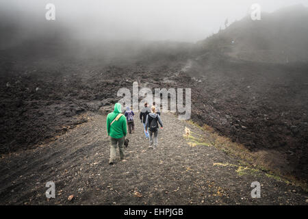 Nel cratere del vulcano Pacaya, Guatemala Foto Stock