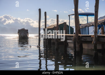 Dock e barche sul lago Atitlan, Guatemala Foto Stock