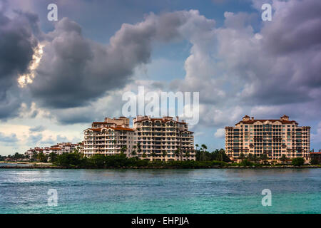 Fisher Island, visto da South Beach, Miami, Florida. Foto Stock