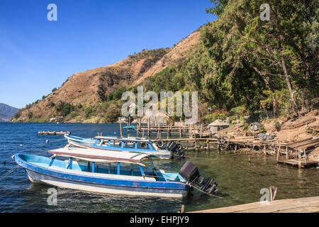 Dock e barche sul lago Atitlan, Guatemala Foto Stock