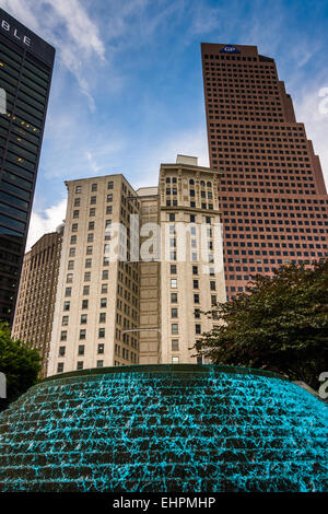 Fontane e palazzi a Woodruff Park nel centro di Atlanta, Georgia. Foto Stock