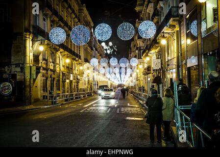 Valencia, Spagna. Xvii Mar, 2015. Fuochi d'artificio esplodere oltre la strada 'La Paz" (PACE) in notturna della città centro di Valenzia durante il Fallas 2015 Credit: Matthias Oesterle/ZUMA filo/ZUMAPRESS.com/Alamy Live News Foto Stock