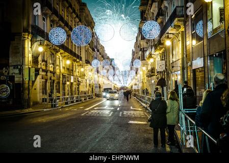 Valencia, Spagna. Xvii Mar, 2015. Fuochi d'artificio esplodere oltre la strada 'La Paz" (PACE) in notturna della città centro di Valenzia durante il Fallas 2015 Credit: Matthias Oesterle/ZUMA filo/ZUMAPRESS.com/Alamy Live News Foto Stock