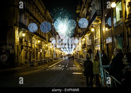 Valencia, Spagna. Xvii Mar, 2015. Fuochi d'artificio esplodere oltre la strada 'La Paz" (PACE) in notturna della città centro di Valenzia durante il Fallas 2015 Credit: Matthias Oesterle/ZUMA filo/ZUMAPRESS.com/Alamy Live News Foto Stock