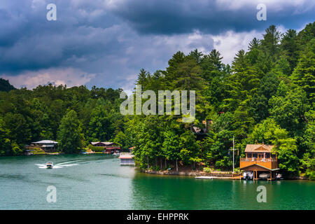 Case lungo la riva del lago di Burton, in Georgia. Foto Stock