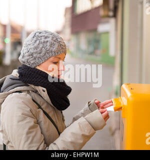 Signora giovane invio di lettere. Foto Stock