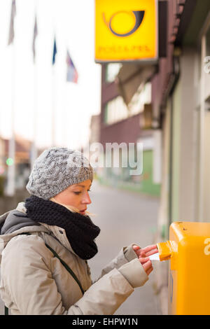 Signora giovane invio di lettere. Foto Stock