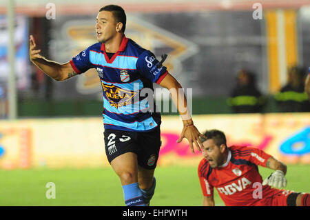 Buenos Aires, Argentina. 16 Mar, 2015. Arsenal de Sarandi's Ramiro Carrera celebra il suo cliente durante la partita corrispondente alla prima divisione campionato di calcio argentino contro il River Plate, in Julio H. Gordona Stadium, a Buenos Aires, Argentina, il 16 marzo 2015. Credito: Maximiliano Luna/TELAM/Xinhua/Alamy Live News Foto Stock