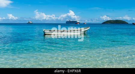 Dravuni Island si trova nelle isole Figi e è una cartolina perfetta isola tropicale con spiagge perfette e gente amichevole. Foto Stock