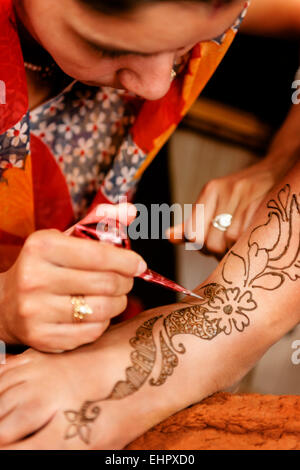 Getting hennè fatto in Udaipur. Foto Stock