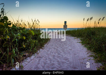 Percorso per la spiaggia al tramonto a Singer Island, Florida. Foto Stock