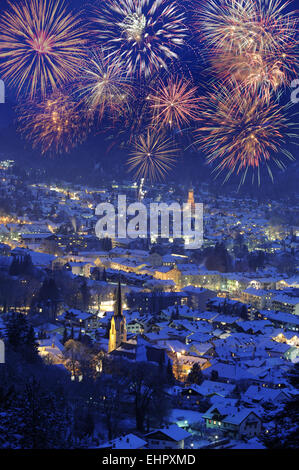 Nuovo anno fuochi d'artificio di notte nella città di Garmisch Foto Stock