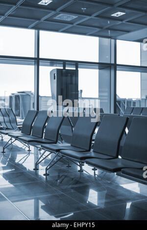 Posti vuoti nel terminale in sala d'attesa in aeroporto. Foto Stock