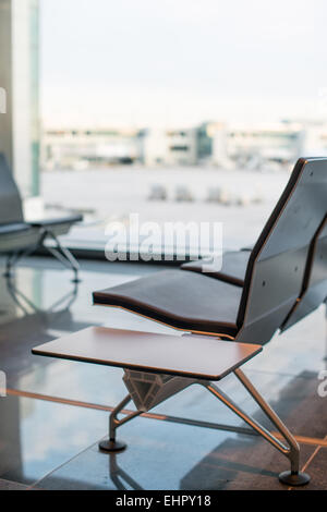Posti vuoti nel terminale in sala d'attesa in aeroporto. Foto Stock