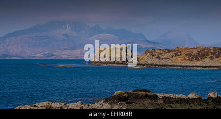 Il castello di Dunscaith (noto anche come Dun Scaich, Dun Sgathaich Castello e Tokavaig), le rovine di stand sulla Sleat Peninsula a sud di Skye Foto Stock