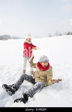 Due bambini di lotta con le palle di neve Foto Stock