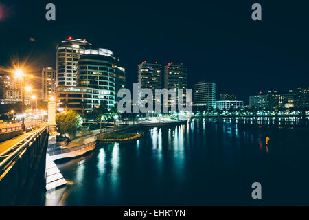 Il West Palm Beach skyline visto dal Royal Palm Bridge di notte, in West Palm Beach, Florida. Foto Stock