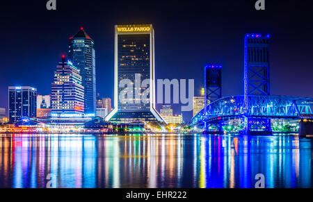 JACKSONVILLE, FLORIDA - 23 giugno: Jacksonville skyline notturno riflettendo in San Giovanni sul fiume Giugno 23, 2014 in Jacksonvil Foto Stock