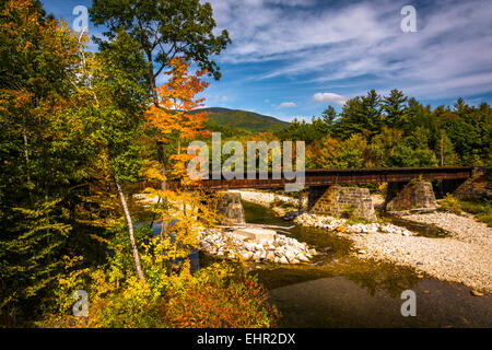 Stazione ponte su un fiume e Colore di autunno vicino a Bethel, Maine. Foto Stock