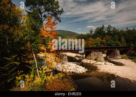 Stazione ponte su un fiume e Colore di autunno vicino a Bethel, Maine. Foto Stock