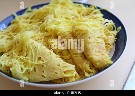 Roti Jala o noto come pizzi pancake, uno dei piatti tradizionali dalla Malaysia Foto Stock