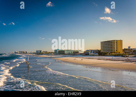 Veduta delle onde dell'Oceano Atlantico e la spiaggia dal molo a Daytona Beach, Florida. Foto Stock