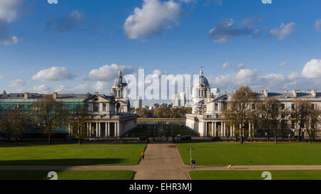 Vista da la casa della regina a Greenwich, guardando verso il basso oltre la Old Royal Naval College con la skyline di Londra al di là. Foto Stock