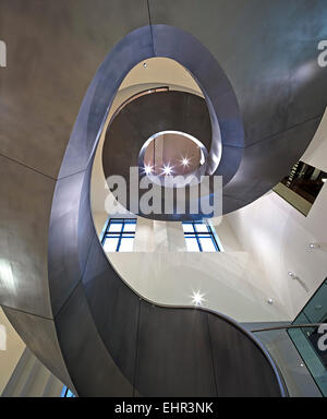 Vista guardando in alto nella tromba delle scale. Il Wellcome Collection Scala, Euston, Regno Unito. Architetto: Wilkinson Eyre Architects, Foto Stock