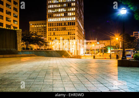 Parco Woodruff ed edifici a notte nel centro di Atlanta, Georgia. Foto Stock