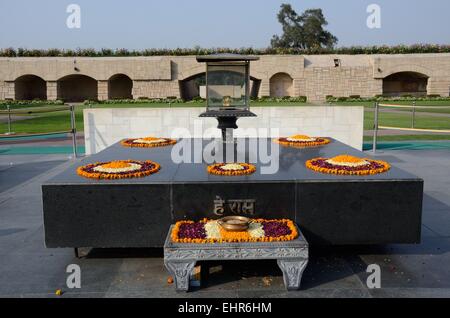 Raj Ghat Memoriale al Mahatma Gandhi nel Memorial Gardens che mostra la fiamma eterna Delhi Uttar Pradesh, India Foto Stock