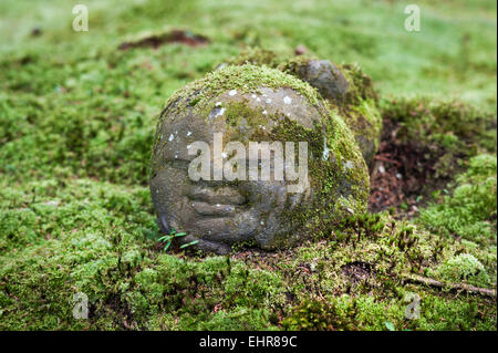 Sanzen-nel tempio buddista, Ohara, Giappone. Jizo statue (il protettore dei viaggiatori) emergente dal terreno nel giardino di muschio Foto Stock