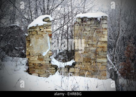 Le rovine di una vecchia casa abbandonata - scena invernale Foto Stock