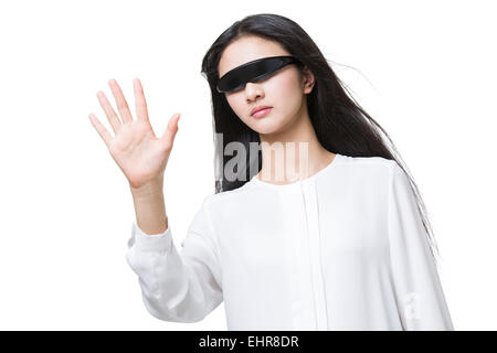 Giovane donna che indossa un paio di occhiali smart Foto Stock