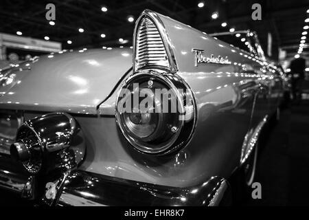 Una luce di arresto di un personal luxury car Ford Thunderbird (prima generazione), 1955 Foto Stock