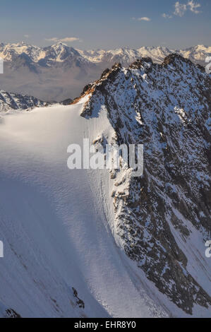 Vista panoramica del ghiacciaio in Ala Archa parco nazionale in Piazza Tian Shan mountain range in Kirghizistan Foto Stock