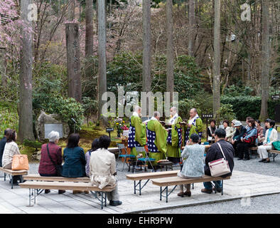 I visitatori che partecipano a un servizio templare nei giardini boschivi del tempio buddista Sanzen-in, Ohara, Giappone, in primavera Foto Stock