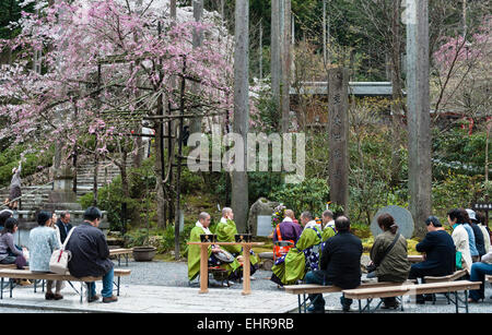 I visitatori che partecipano a un servizio templare nei giardini boschivi del tempio buddista Sanzen-in, Ohara, Giappone, in primavera Foto Stock