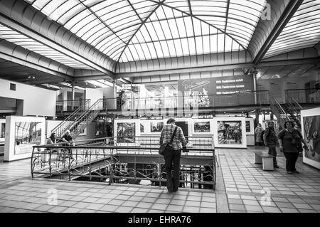 Al piano superiore le gallerie al Museo delle Arti di fumetti a Bruxelles, in Belgio. Questo edificio in Art Nouveau è stato ancora una volta un tessuto di magazzino. Foto Stock