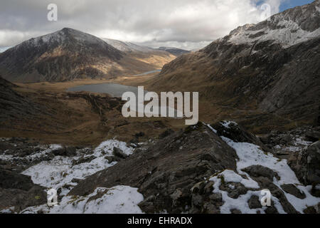 Cwm Idwal dal diavolo la cucina, il Parco Nazionale di Snowdonia, Wales, Regno Unito Foto Stock