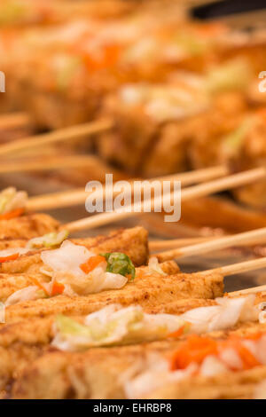 Una piastra di stinky doufu in corrispondenza di un lato della strada di stallo alimentare in Taipei Foto Stock