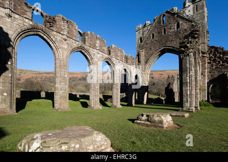 Rovine di Llanthony Priory, nei pressi di Abergavenny, Parco Nazionale di Brecon Beacons, Monmouthshire, Wales, Regno Unito Foto Stock