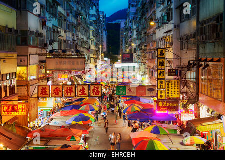 Hong Kong, Hong Kong - Novembre 08, 2014: strada trafficata mercato a Fa Yuen Street a Mong Kok area di Kowloon, Hong Kong. Foto Stock