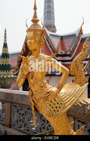 Personaggio mitologico - metà uccello, metà uomo. Il Grand Palace, il Wat Phra Kaew, Bangkok. Foto Stock