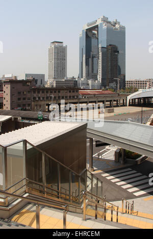 Gli edifici moderni sono stati costruiti vicino alla stazione di Osaka, in Giappone, il 16 aprile 2013. Foto Stock