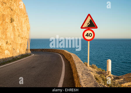 Stretta strada costiera di avvolgimento in alto lungo le scogliere Foto Stock