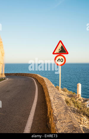 Stretta strada costiera di avvolgimento in alto lungo le scogliere Foto Stock