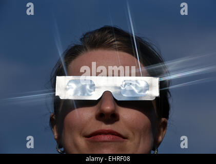 Potsdam, Germania. Xvii Mar, 2015. Il dott. Janine Fohlmeister del Libniz Istituto di Astrofisica prove speciali occhiali per osservare il sole a Potsdam, Germania, 17 marzo 2015. Il 20 marzo una parziale eclissi solare può essere osservata in Europa. L'ultima eclisse solare totale potrebbe essere visto in Germania il 11 agosto 1999. Foto: Ralf Hirschberger/dpa/Alamy Live News Foto Stock