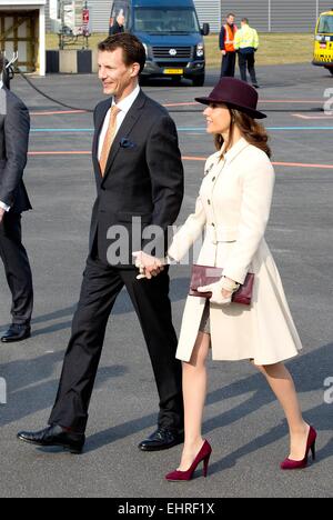 Copenhagen, Danimarca. Il 17 marzo 2015. Il principe Joachim e la principessa Marie durante l'arrivo della Royal Dutch giovane all'Aeroporto Kastrup e la cerimonia ufficiale del 1° giorno della 2 giorni allo Stato visita in Danimarca. Credito: dpa picture alliance/Alamy Live News Foto Stock